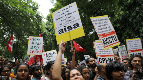Manifestation contre la levée de l'autonomie du Cachemire à New Delhi.