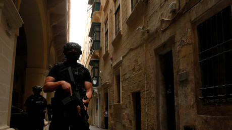 Un policier patrouille à Malte le 22 mai 2018 (Image d'illustration)