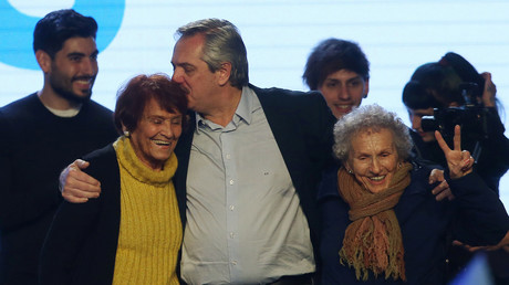 Le candidat à la présidentielle argentine Alberto Fernandez, célèbre sa victoire aux primaires en compagnie de Mères de la Place de Mai, dans un centre culturel de Buenos Aires, en Argentine, le 11 août 2019.