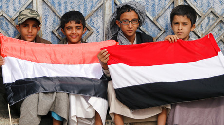 Des garçons tiennent le drapeau national du Yémen lors d'un rassemblement pour dénoncer le blocus imposé par la coalition dirigée par les Saoudiens, à l'extérieur de l'aéroport de Sanaa à Sanaa, au Yémen, le 9 août 2019 (image d'illustration).