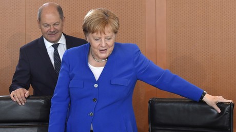 La chancelière allemande Angela Merkel et le ministre allemand des Finances et vice-chancelier Olaf Scholz arrivent à la réunion hebdomadaire du gouvernement le 21 août 2019 à la Chancellerie de Berlin.