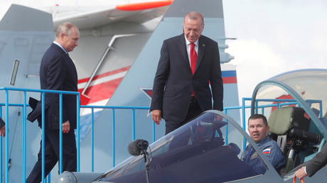 Vladimir Poutine et Recep Erdogan inspectant le Sukhoï Su-57 lors du salon aérospatial MAKS le 27 août 2019.