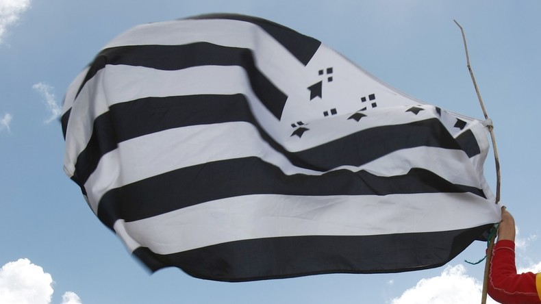 Plusieurs centaines de Bretons manifestent contre la «francisation» des noms des lieux