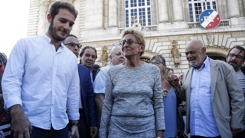 Lors d'un repas de soutien à son mari incarcéré, Isabelle Balkany déguste... de la langouste