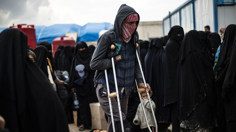 Femmes et enfants de djihadistes retenus en Syrie : plainte de familles contre Le Drian