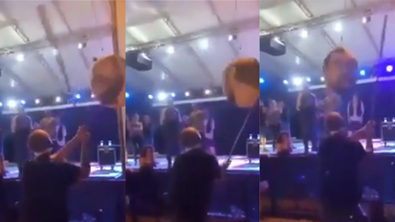 Rome : des festivaliers frappent une piñata à l'effigie de Matteo Salvini, la maire condamne (VIDEO)