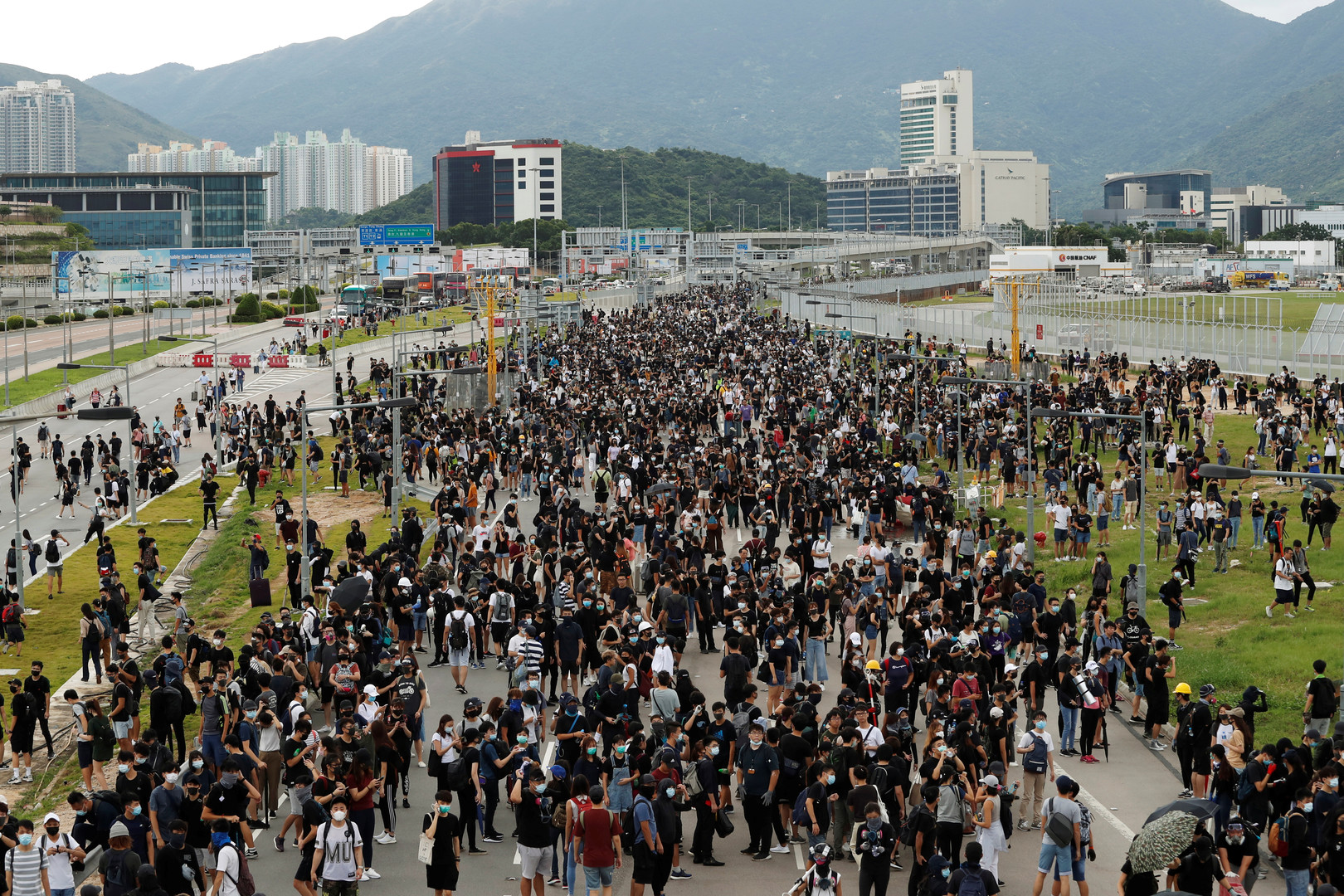 Au lendemain de heurts avec la police, des manifestants perturbent l'accès à l'aéroport de Hong Kong