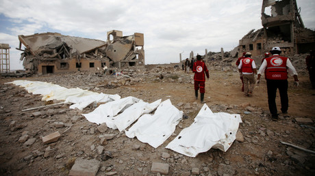 Les corps des victimes des frappes aériennes menées par la coalition sous commandement saoudien dans un centre de détention houthi à Dhamar, au Yémen, le 1er septembre 2019.