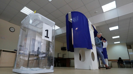 Une femme sort de l'isoloir d'un bureau de vote moscovite, le 8 septembre 2019.