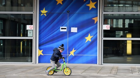Un enfant devant les locaux de la Commission européenne à Bruxelles en 2015 (image d'illustration)