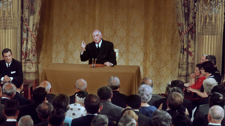 Le président de la République Charles de Gaulle le 9 septembre 1968, au Palais de l'Elysée, devant sept cents journalistes, pour sa dix-septième conférence de presse.