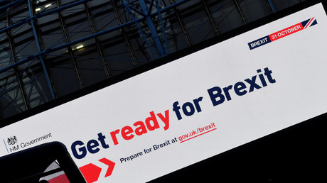 Un panneau d'affichage transmettant le message du gouvernement britannique