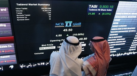 Des investisseurs saoudiens surveillent les actions du département boursier de la National Commercial Bank, le 12 novembre 2014, à Riyad (image d'illustration).