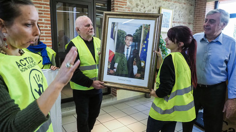 Action de décrochage d'un portrait d'Emmanuel Macron dans une mairie de Cabestany ( Pyrénées-Orientales).
