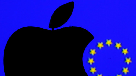 Logo d'Apple et drapeau de l'Union européenne (image d'illustration).