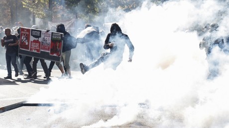 Un manifestant repousse une grenade lacrymogène lors de la marche pour le climat, le 21 septembre 2019, à Paris.