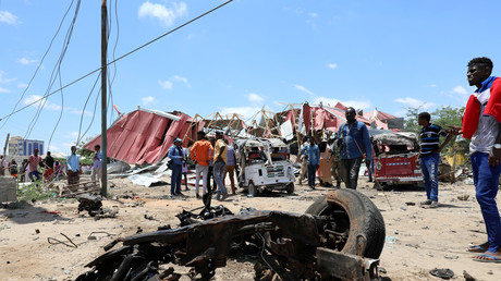 Des Somaliens inspectent les restes d'un véhicule militaire européen à Mogadiscio, le 30 septembre.