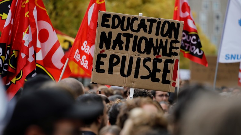 Suicide d'une directrice d'école : des milliers de personnes défilent à Bobigny