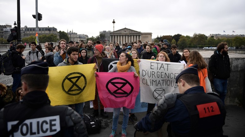 Extinction Rebellion bloque les accès à l'Assemblée nationale (IMAGES)