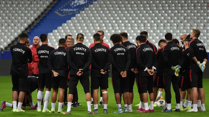 Des responsables politiques appellent à l'annulation du match de football France-Turquie