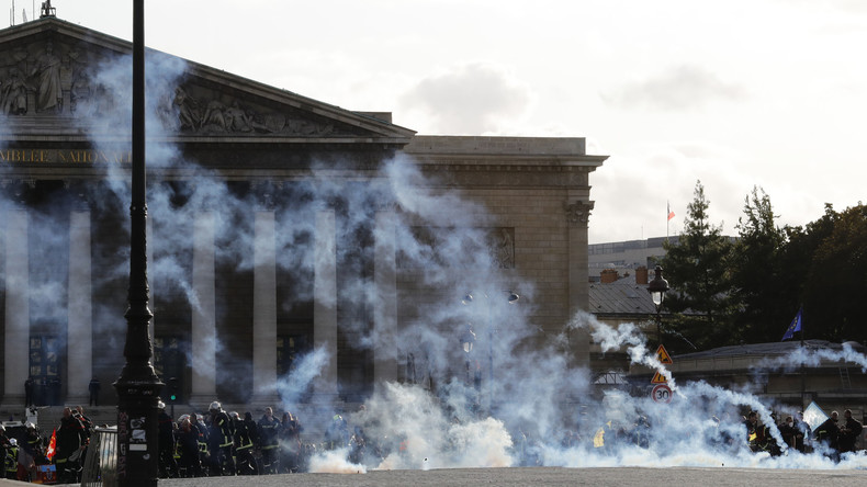 Canons à eau et gaz lacrymogène à la manifestation des sapeurs-pompiers à Paris (VIDEOS)