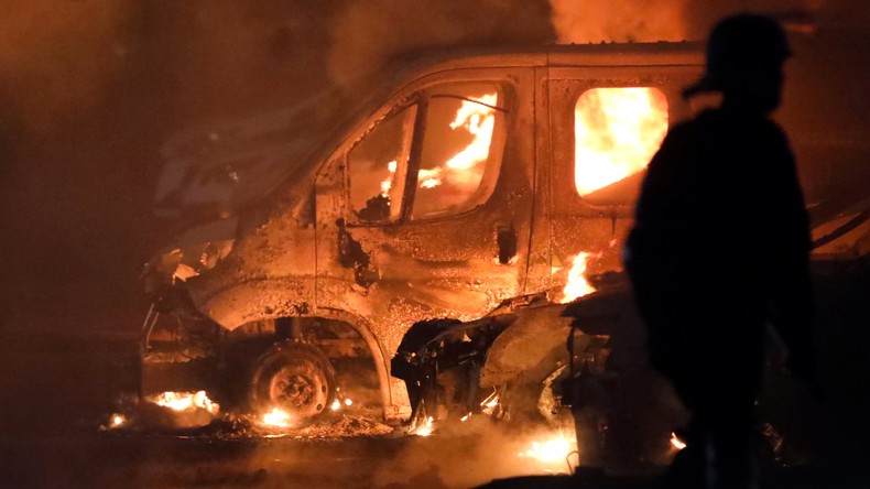 Des quartiers s’embrasent en marge de la venue d’Emmanuel Macron à La Réunion
