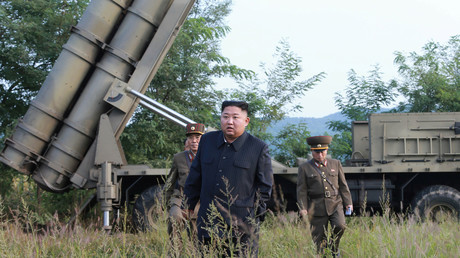 Kim Jong Un lors de l'expérimentation d'un lance-roquette multiple le 10 septembre (image d'illustration)