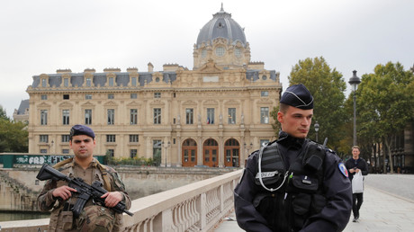 Les forces de l'ordre sécurisent les alentours de la préfecture de police de Paris le 3 octobre 2019.