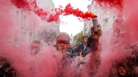 Fumigènes lors d'un rassemblement, le 6 octobre 2019 à Kiev, contre une autonomie accrue des territoires de l'est du pays.