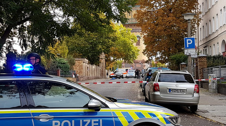La police allemande sécurise la zone après une fusillade à Halle, dans l'est de l'Allemagne, le 9 octobre 2019.