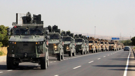Un convoi militaire turc près de la frontière turco-syrienne, le 9 octobre.