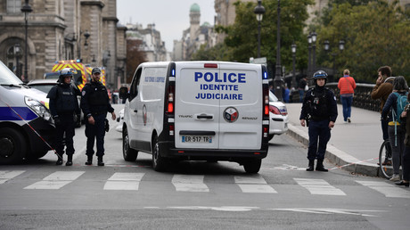 Le 3 octobre aux abords de la préfecture de police de Paris, les véhicules d'intervention se succédaient (image d'illustration).