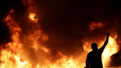 L'un des multiples feux observés lors de la troisième manifestation consécutive des indépendantistes catalans à Barcelone, le 16 octobre.