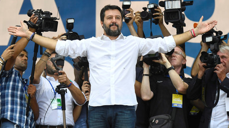 Matteo Salvini à Rome devant la foule le 19 octobre.