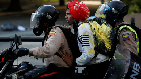 La police arrête un manifestant lors d'un rassemblement contre le président vénézuélien Nicolas Maduro à Caracas, au Venezuela, le 20 mai 2017.