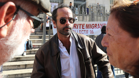 Cédric Herrou arrive pour son procès le 22 octobre 2018 au palais de justice de Nice (image d'illustration).