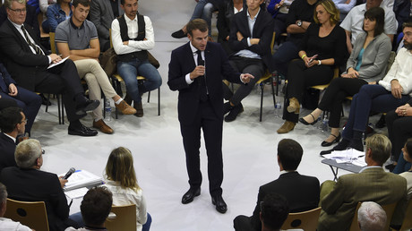 Emmanuel Macron débat des retraites lors de son déplacement à Rodez, le 3 octobre 2019.