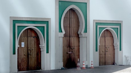 L'entrée de la mosquée de Bayonne, le 29 octobre, au lendemain de l'attaque.