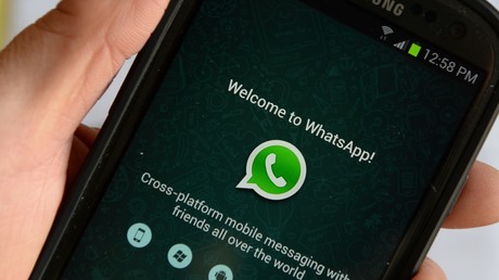 Un message de bienvenue de l'application WhatsApp s'affiche sur l'écran d'un téléphone portable de marque Samsung (image d'illustration).