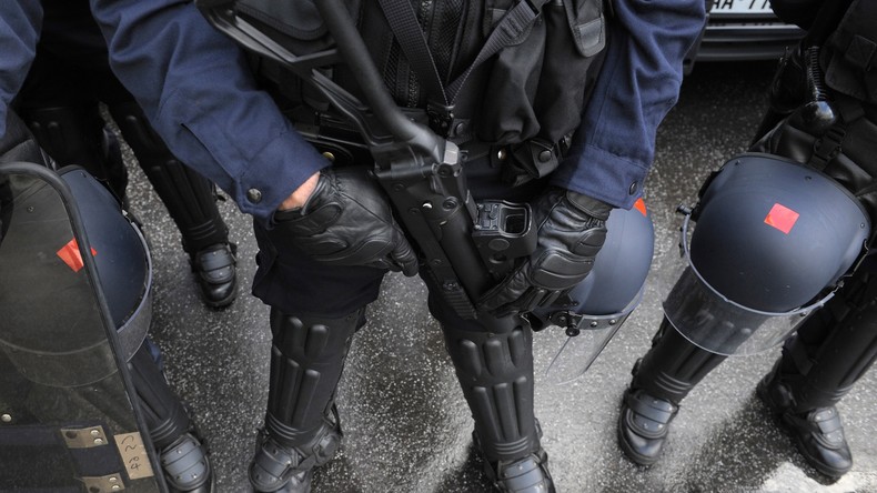 La plainte d'un adolescent ayant eu la mâchoire brisée par un tir de LBD classée sans suite