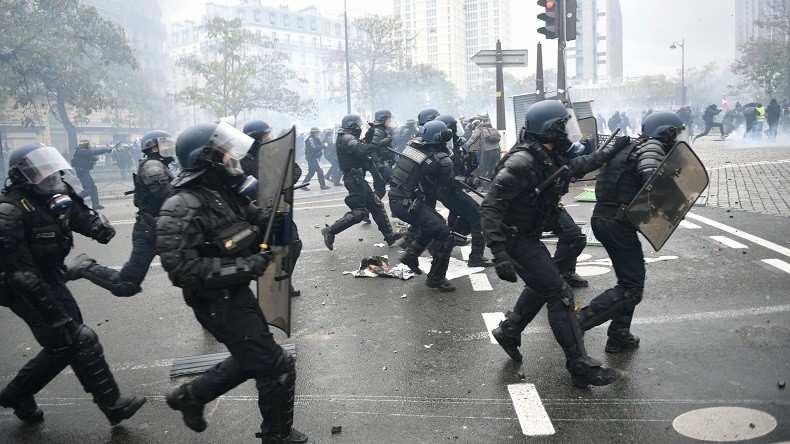 Gilets jaunes : touché par une grenade alors qu'il discutait durant l'acte 53, un homme perd son œil