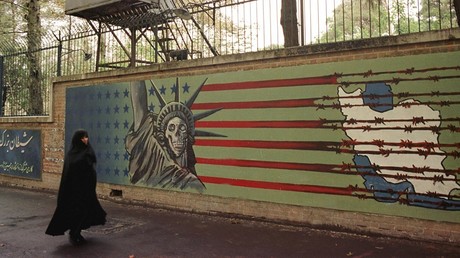 Une fresque, depuis recouverte, située sur le mur d'enceinte de l'ancienne ambassade américaine en Iran, prise d'assaut le 4 novembre 1979 par des étudiants, à Téhéran (image d'illustration).