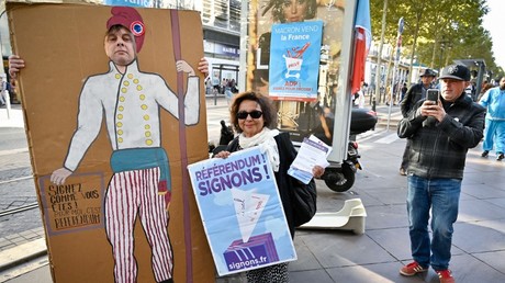 Des manifestants tiennent des banderoles lors d'une collecte de signatures contre la privatisation de l'entreprise Aéroport de Paris (ADP), le 5 octobre 2019, à Marseille (image d'illustration).