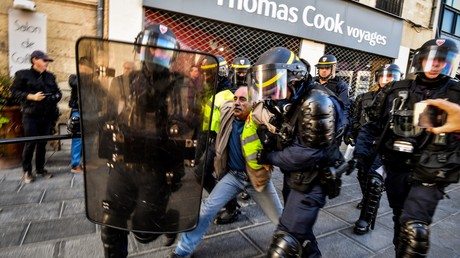 Un homme est arrêté par les CRS à Montpellier, le 9 novembre 2019.
