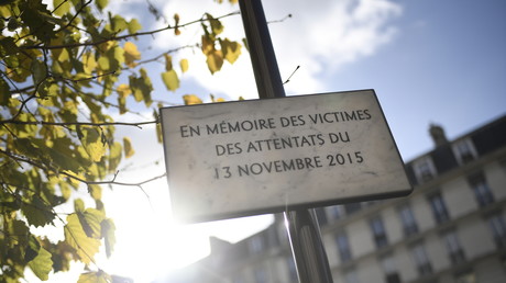 Photo prise sur le boulevard Voltaire à Paris le 13 novembre 2017, montrant une plaque commémorative des victimes des attentats du 13 novembre 2015.