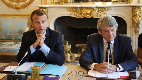 Emmanuel Macron, aux cotés de Jean-Louis Borloo, lors de la présentation du plan Banlieue, le 22 mai 2018.