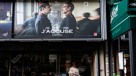 Affiche du dernier film «J'accuse» du réalisateur français Roman Polanski devant un cinéma parisien, le 13 novembre 2019.