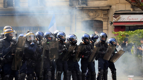 La police anti-émeute monte la garde lors d'affrontements avec des manifestants, le 1er mai à Paris. (Photo d'illustration)