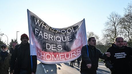 Des manifestants près du site de Whirlpool, le 21 novembre, à Amiens.