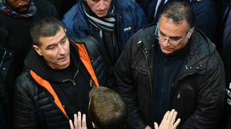 Emmanuel Macron face aux anciens salariés de Whirlpool, le 22 novembre 2019 à Amiens.